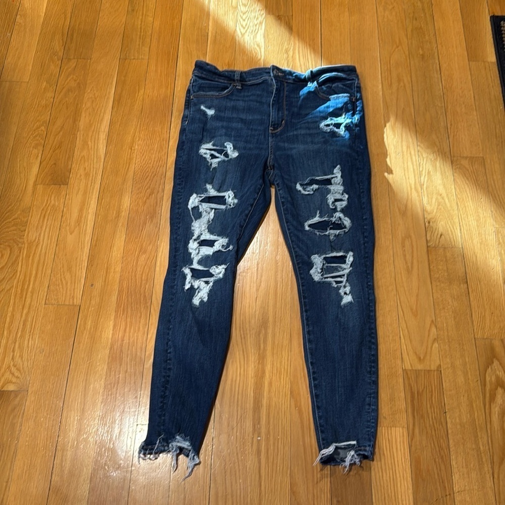 American Eagle women’s super Hi-rise very distressed jegging size 16 short .